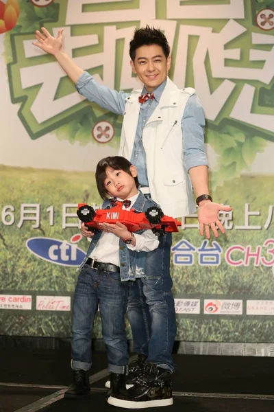 Chanteur Acteur Taïwanais Jimmy Lin Droite Son Fils Kimi Posent — Photo