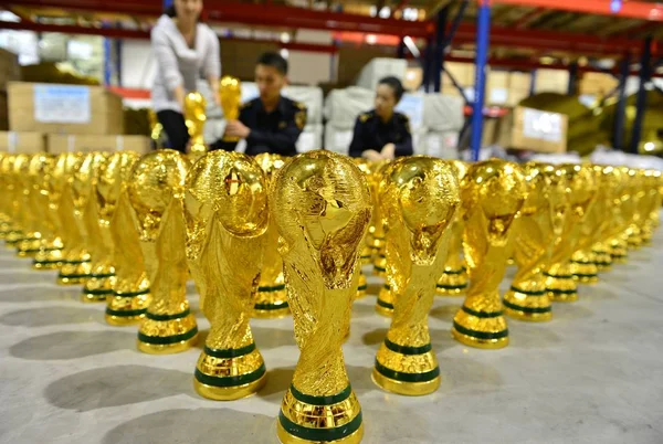 Kinesiska Tulltjänstemän Räkna Falska World Cup Troféer Beslagtagna Ett Lager — Stockfoto