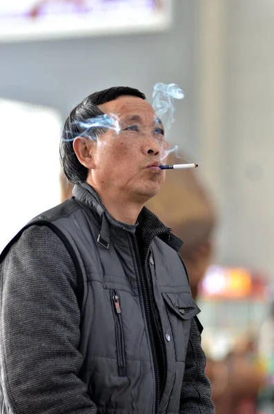 Hombre Fuma Sala Espera Estación Tren Chenzhou Ciudad Chenzhou Provincia —  Fotos de Stock