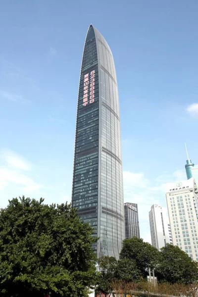 2013年11月23日 深圳瑞吉酒店位于深圳市75至100层的Kk 100 金钥匙100 塔楼景观 — 图库照片