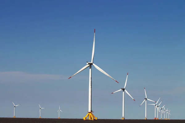2012年10月7日江蘇省東中国江蘇省南東市ルドン郡近郊の洋上風力発電所で風力タービンが回転し発電 — ストック写真