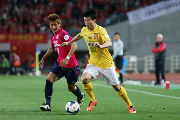 Sun Xiang Chinas Guangzhou Evergrande Derecha Desafía Yoichiro Kakitani Los — Foto de Stock