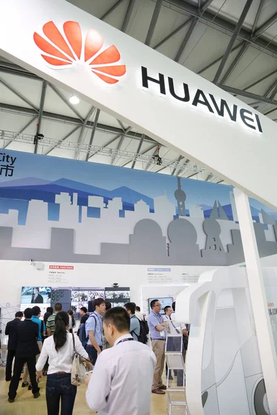 Menschen Besuchen Den Stand Von Huawei Während Der Mobile Asia — Stockfoto
