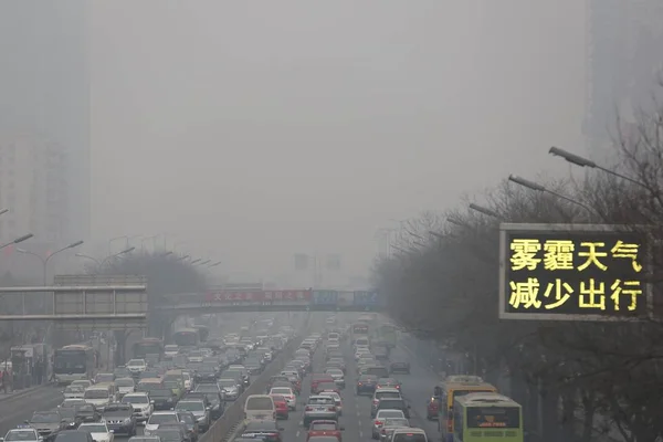2014年2月23日 北京の大型スモッグの道路で 車両は交通渋滞の中でゆっくりと動く — ストック写真