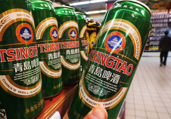 2013年11月19日 中国中部湖北省寧昌市のスーパーマーケットで 青島醸造所のチンタオビールの缶を買い求めるお客様 — ストック写真