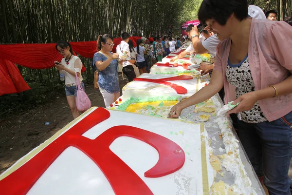 Résztvevők Részesedése Méter Hosszú Születésnapi Torta Egy Születésnapi Party Chongdugou — Stock Fotó