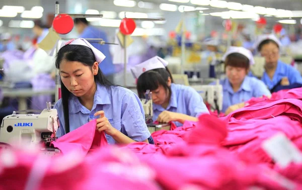 Vrouwelijke Chinese Arbeiders Naaien Kleren Worden Geëxporteerd Een Kledingfabriek Jimo — Stockfoto