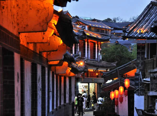 Touristen Gehen Nachts Auf Einer Straße Der Altstadt Von Lijiang — Stockfoto