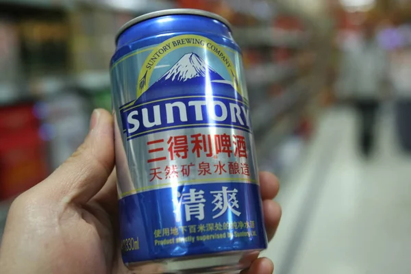 Cliente Compra Una Lata Cerveza Suntory Supermercado Shanghai China Enero —  Fotos de Stock