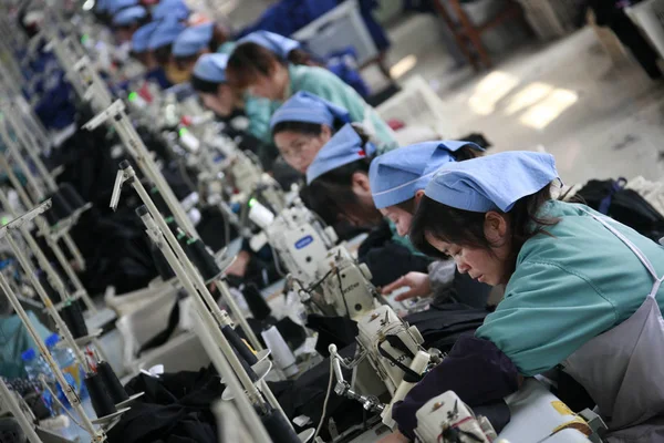 노동자 바느질 안후이 2014 23에 공장에서 유럽에 수출을 — 스톡 사진