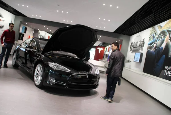 Visitatori Guardano Auto Elettrica Nera Model Mostra Presso Negozio Tesla — Foto Stock