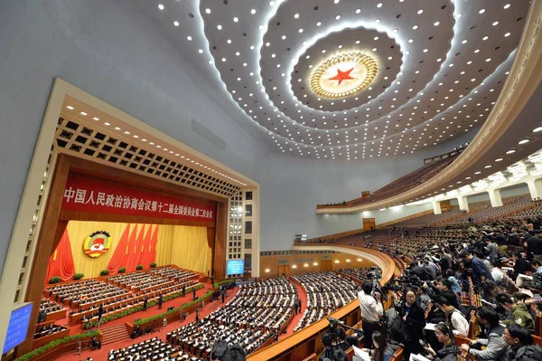 中国代表団は 2014年3月12日 北京の人民大会堂で開催された第12回全国人民代表大会 中国人民政治協議会議 の閉会式に出席する — ストック写真