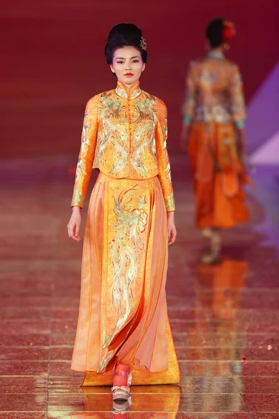 Bir Model Bir Geleneksel Çince Gelin Gelinlik Rose Studio Haute — Stok fotoğraf