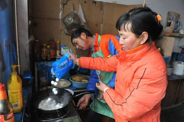 Una Coppia Cinese Cucina Yuanxiao Tangyuan Una Sorta Gnocchi Riso — Foto Stock