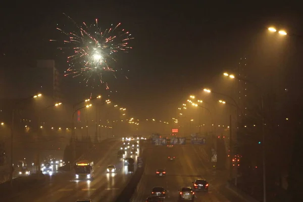 Feuerwerk Explodiert Vorabend Des Laternenfestes Peking China Februar 2014 — Stockfoto