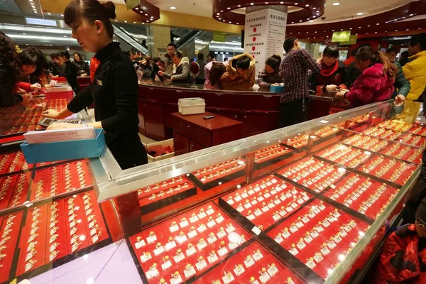 Kínai Vásárlók Üzlet Arany Díszek Egy Ékszerüzlet Xuchang Város Központi — Stock Fotó