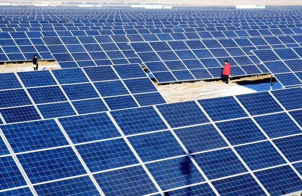 2013년 12월 간쑤성 북서부 장예시의 태양광 발전소에서 조사관들이 태양광 패널을 — 스톡 사진