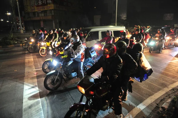 Chinese Migrant Workers Ride Motorcycles Road Back Home Upcoming Chinese — Stock Photo, Image