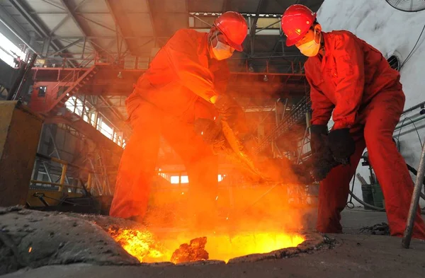 Китайские Рабочие Производят Сталь Заводе Dongbei Special Steel Group Ltd — стоковое фото