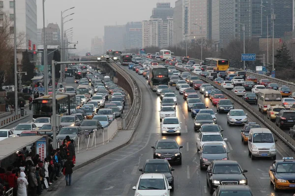 Masas Vehículos Mueven Lentamente Atasco Tráfico Una Carretera Beijing China — Foto de Stock