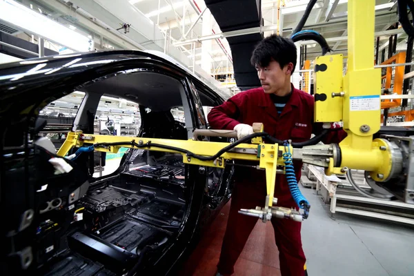 Trabajador Chino Monta Coche Línea Montaje Planta Automóviles Anhui Jianghuai — Foto de Stock