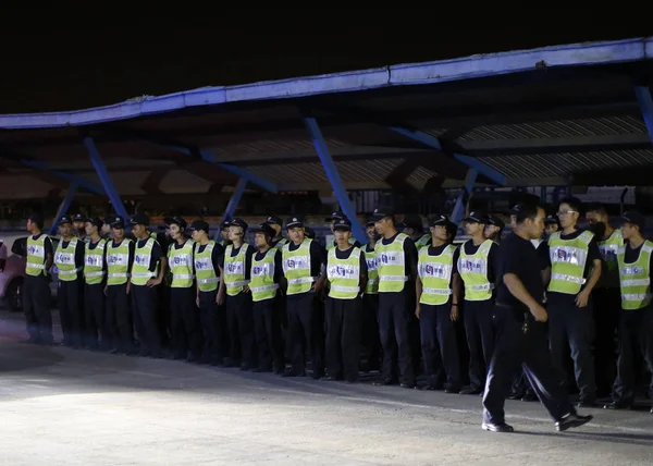 Assistentes Policiais Chineses Reúnem Antes Investigar Shanghai Husi Food Ltd — Fotografia de Stock