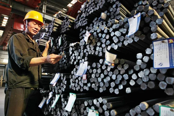 Ένας Κινέζος Εργαζόμενος Εξετάζει Την Ενίσχυση Των Χαλύβδινων Ράβδων Που — Φωτογραφία Αρχείου