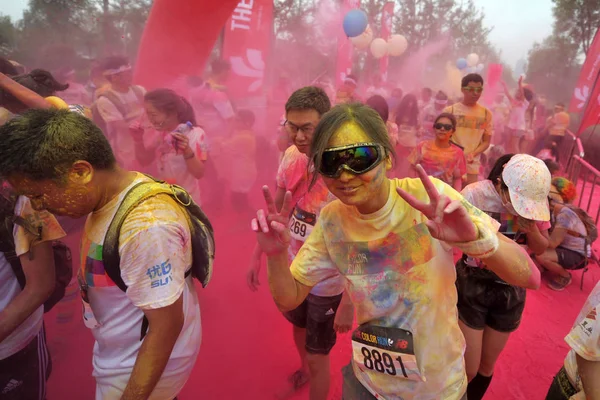 Participantes Percorrem Linha Chegada Durante Evento Corrida Cores Cinco Quilômetros — Fotografia de Stock