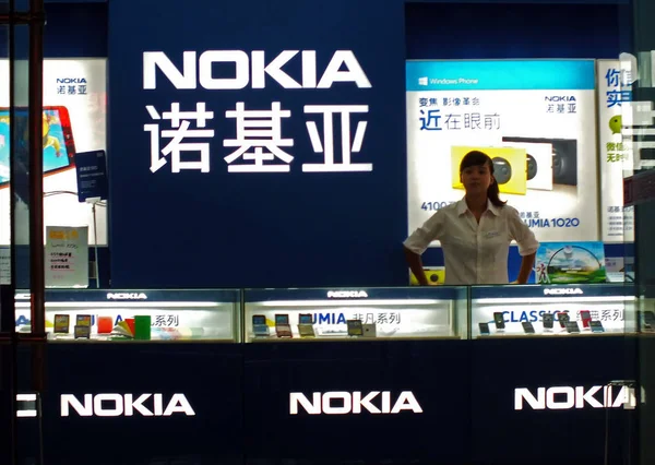 Ένας Εργαζόμενος Εμφανίζεται Ένα Κατάστημα Κινητής Τηλεφωνίας Της Nokia Στην — Φωτογραφία Αρχείου