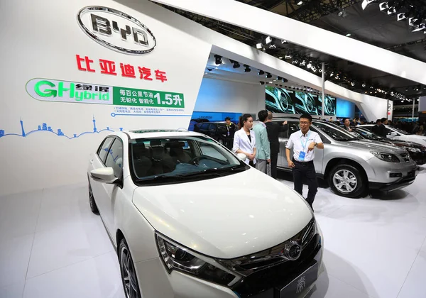 Alkalmazottak Mellé Byd Qin Kiállítás Ideje Alatt Shanghai Nemzetközi Automobile — Stock Fotó