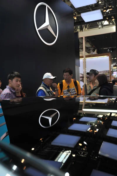 Visitantes Olham Para Carro Stand Mercedes Benz Durante 13Th Beijing — Fotografia de Stock