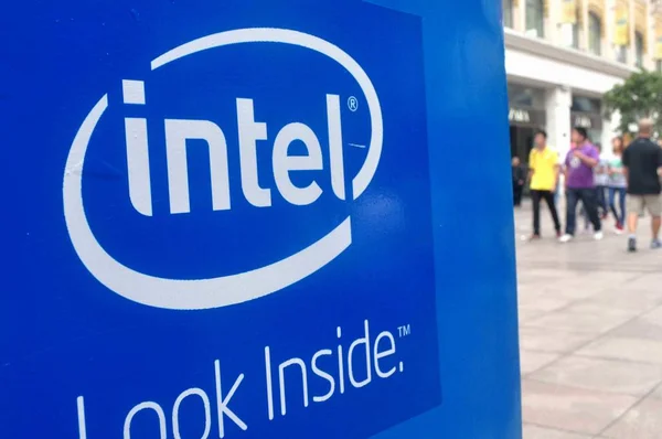 Пешеходы Прошли Мимо Рекламы Intel Шанхае Китай Сентября 2013 — стоковое фото