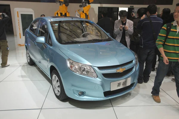 Bezoekers Kijken Naar Een Chevrolet Nieuwe Varen Van Shanghai Een — Stockfoto