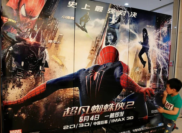 Joven Chino Mira Póster Película Amazing Spider Man Cine Ciudad — Foto de Stock