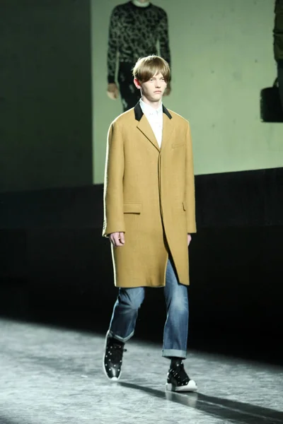 Dior Homme Kış 2014 Koleksiyonu Defile Şanghay Çin Nisan 2014 — Stok fotoğraf