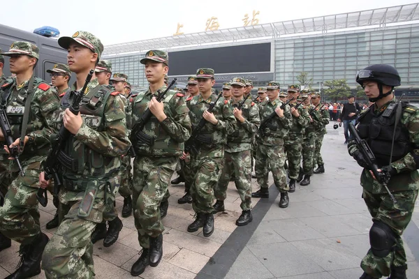 Shanghai Kína Május 2014 Swat Rendőrök Felfegyverkezve Fegyvereket Járőr Téren — Stock Fotó