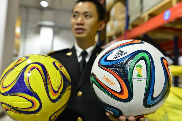 Китайський Митнику Показує Захопила Підроблені Футбольні Ячі Складі Місто Сходу — стокове фото