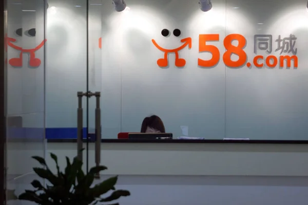 2011年5月26日 上海にあるオンライン分類サイト58 Comのオフィスのフロントで従業員が見られる — ストック写真