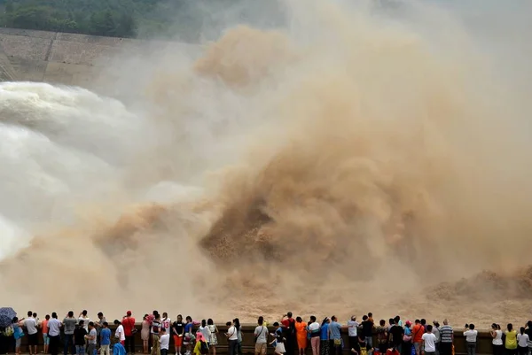 Gente Observa Chorro Agua Presa Xiaolangdi Durante Una Operación Lavado —  Fotos de Stock