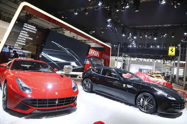 Des Voitures Ferrari Sont Exposées Avant 13E Salon International Automobile — Photo