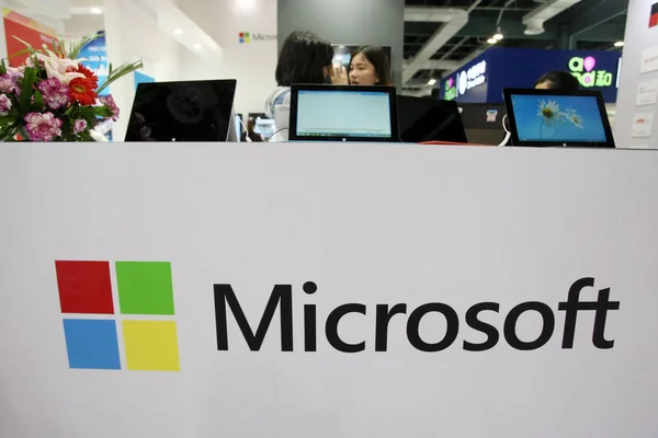 Pracownicy Postrzegane Stoisku Microsoft Podczas Chiny Szanghaj Międzynarodowe Targi Technologii — Zdjęcie stockowe