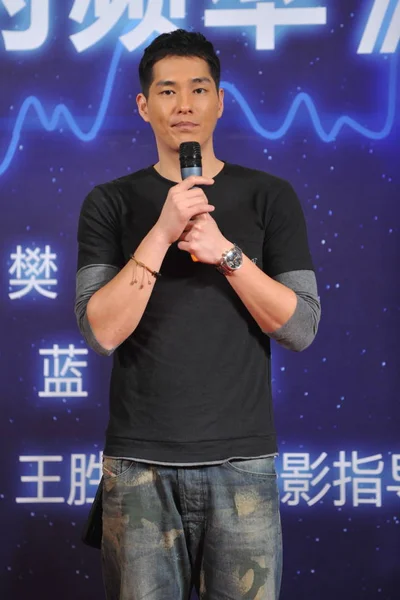 2014年5月20日 台湾演员兰成龙在中国北京举行的新闻发布会上聆听他的新片 爱情频率 的拍摄工作 — 图库照片