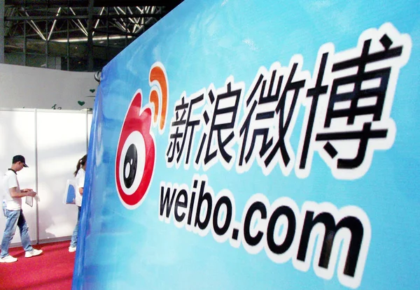 Dosya Ziyaretçiler Weibo Com Bir Poster Geçmiş Yürümek Sina Twitter — Stok fotoğraf