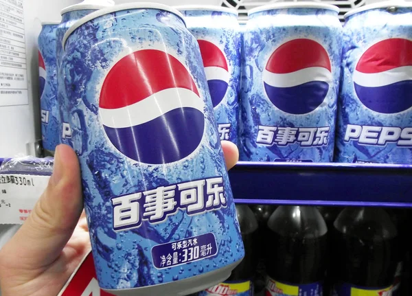 Zákazník Koupí Can Pepsi Cola Supermarketu Nanjing City Provincii Východní — Stock fotografie