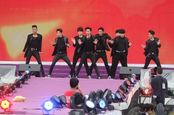 Miembros Del Grupo Surcoreano Super Junior Actúan Durante Hong Kong —  Fotos de Stock