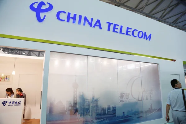 Visitante Passa Pelo Estande China Telecom Durante 3Rd Mobile Ásia — Fotografia de Stock