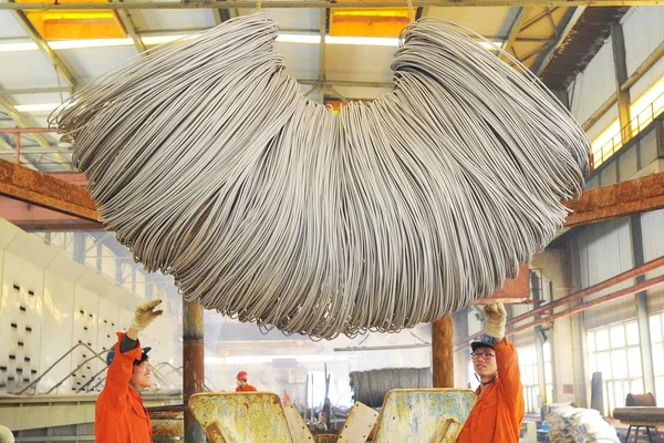 Китайские Рабочие Поднимают Продукцию Нержавеющей Стали Заводе Dongbei Special Steel — стоковое фото
