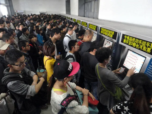 Κινέζικα Επιβάτες Ουρά Αγοράσετε Εισιτήρια Για Την Αργία Της Πρωτομαγιάς — Φωτογραφία Αρχείου
