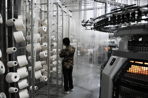 労働者は 2014年5月22日 中国東部安寧省高州市の工場で糸の生産を担当 — ストック写真