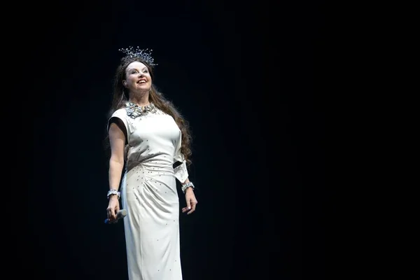 2014年1月11日 在中国江苏省东部南京市南京奥林匹克体育中心体育场举行的音乐会上 英国古典女高音萨拉 布莱曼微笑着 — 图库照片